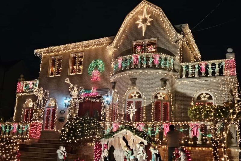 New York: Dyker Heights Christmas Lights Guided Walking Tour - Key Points