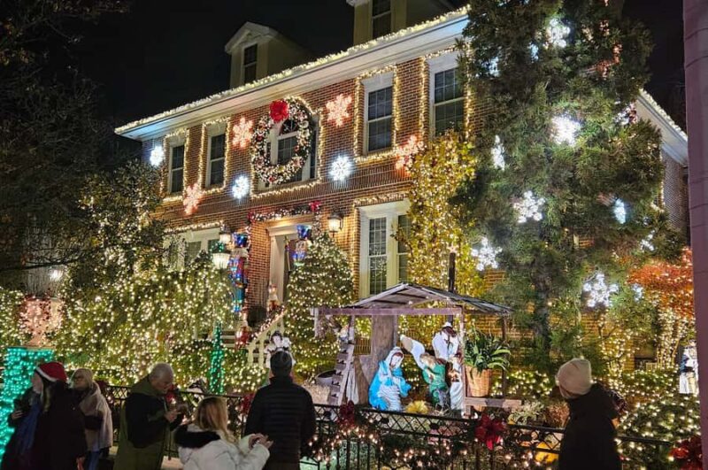 New York: Dyker Heights Christmas Lights Guided Walking Tour - Logistics and Meeting Details