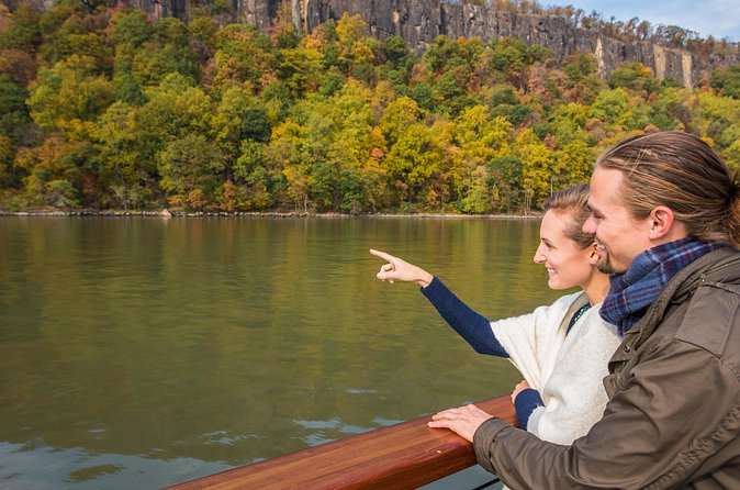 New York Fall Foliage Cruise up the Hudson River - Included Drinks: Cheers to the Scenery