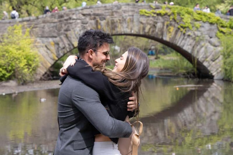 New York: Photoshoot in NYC Central Park 5th Ave - The Photographer’s Role in Posing and Location Selection