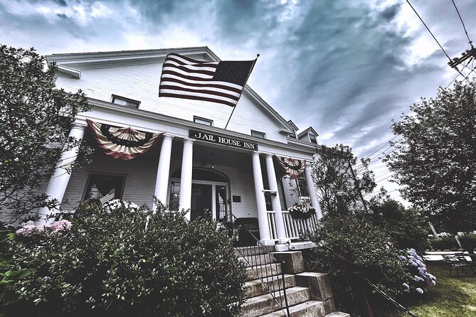 Newport Ghosts: Seaside Hauntings and Hags Tour - Professional Guides and Their Storytelling Style