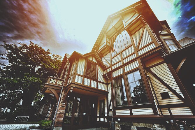 Newport Ghosts: Seaside Hauntings and Hags Tour - Tour Logistics: Meeting Point, Duration, Group Size