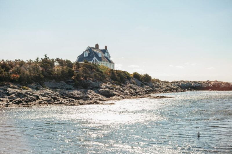 Newport: Scenic Trolley Tour - Guide Expertise and Tour Atmosphere