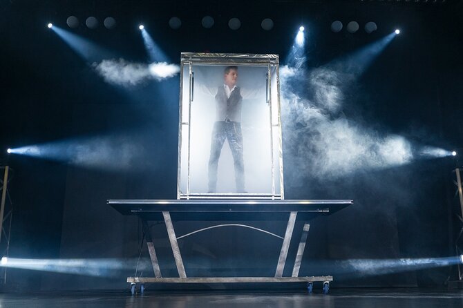 Niagara Falls, Canada: Wild Magic Show Ticket - Food and Drinks at the Venue