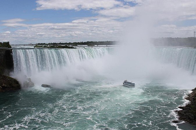 Niagara Falls Day Tour from Toronto with Wine Tasting - Exploring Niagara-on-the-Lake’s Charm