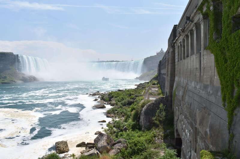 Niagara Falls Day Tour with Boat Ride & Journey Behind Falls - The Role of the Tour Guide and Group Size