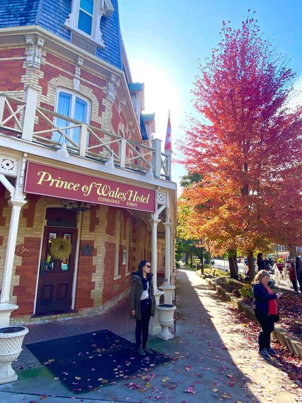 Niagara-on-the-Lake: Guided Walking Tour - Walking into Old Town Niagara-on-the-Lake