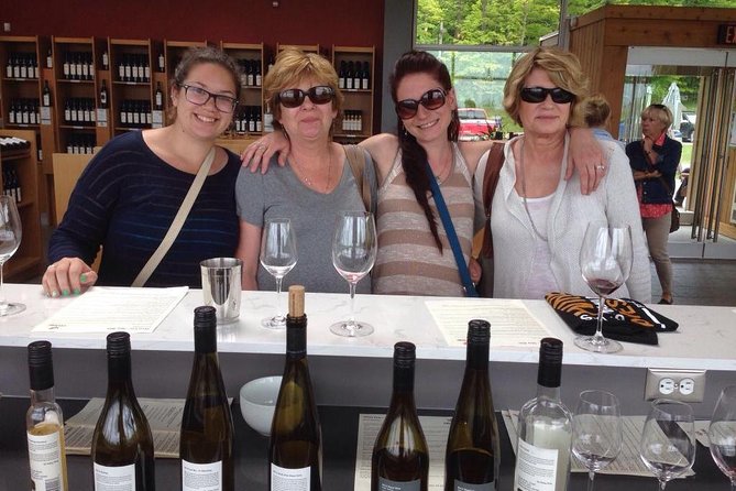 Niagara-on-the-Lake Small Group Wine Tour with Picnic Lunch - Expert Guides and Engaging Stories