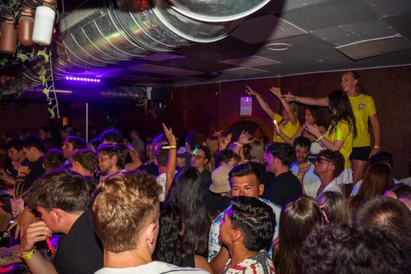 Nice : Bar Crawl Madness 4 Bars, Wild Games &VIP Club Entry - The Role of Guides and Safety Measures