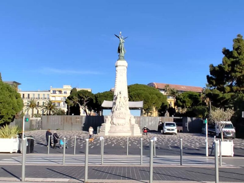 Nice: Family city tour by bicycle Electric cab (4 comfort seats) - Visiting the Palais de Justice, Opera, and Sainte Reparate Cathedral