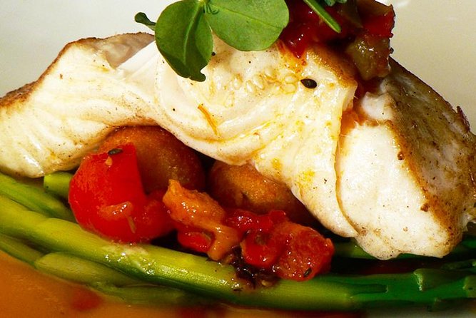 Night Tapas Walking Tour in Barcelona Modernist Area with Small Group and Dinner - What Makes the Tour Stand Out?