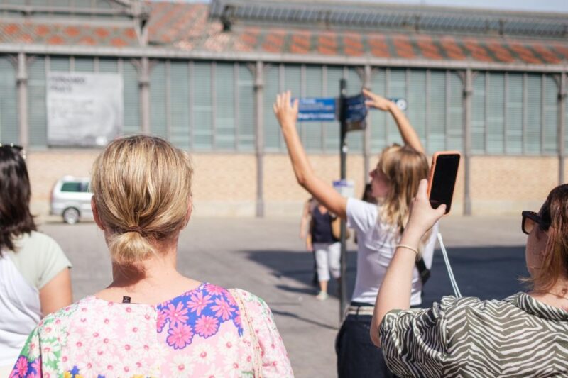 No Diet Club - Unique local food in Barcelona - The Role of the Guide: Friendly, Knowledgeable, and Engaging