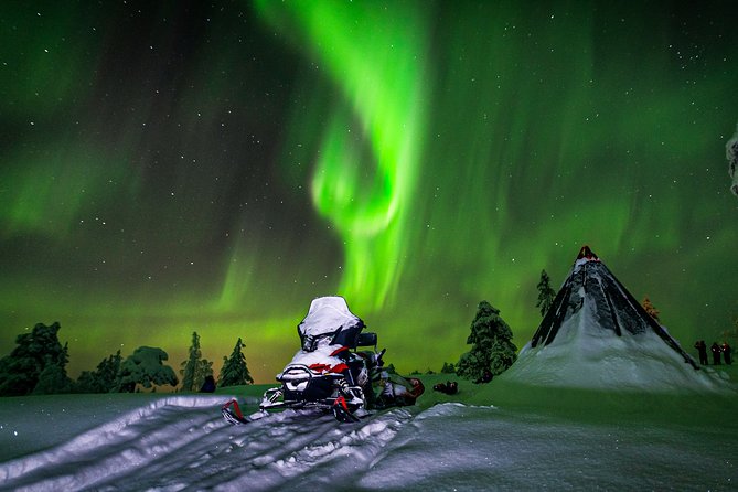 Northern Lights Snowmobile Sleigh Ride - Viewing the Northern Lights from a Remote Spot