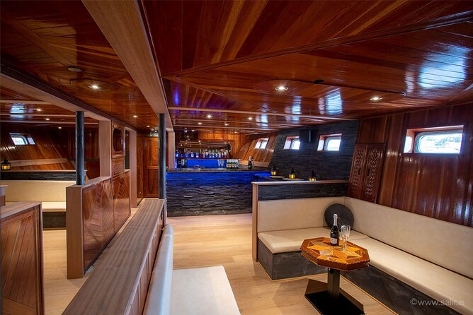 Northern Lights Yacht Cruise in Reykjavik - The Experience of Waiting for the Aurora