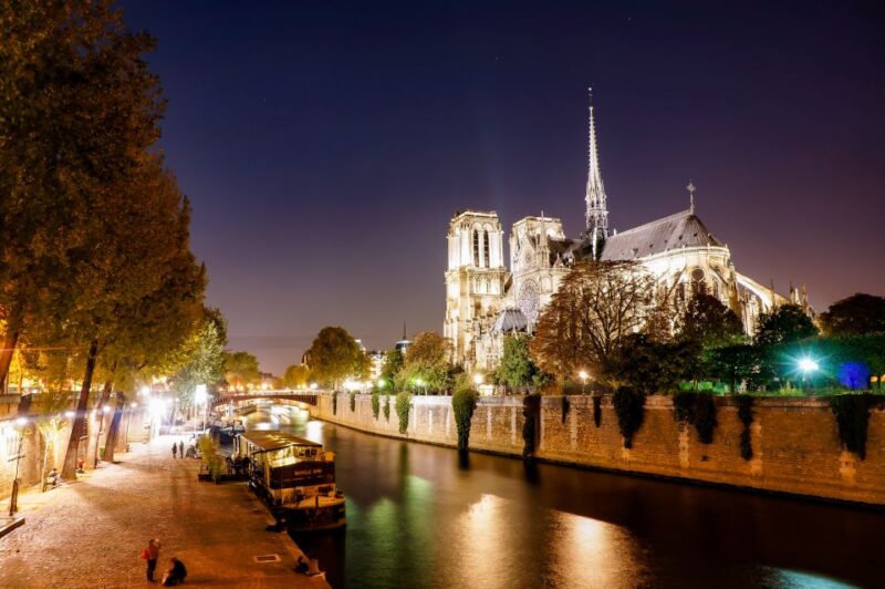 Notre Dame cathedral exterior tour & entrance with host - The Experience Provider: UTG EXPERIENCE and Cancellation Policy
