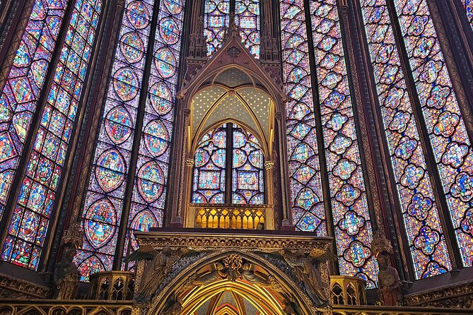 Notre Dame Paris outdoor Tour with Crypt Entry - The Guide’s Role: Knowledgeable and Engaging