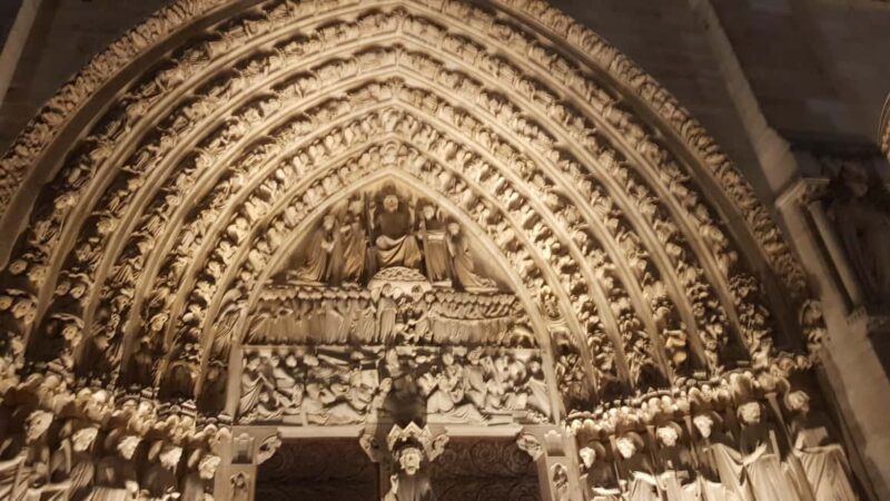 Notre-Dame: pre-entrance stories told by an actor in english - Exploring the Île-de-la-Cité Before Entering Notre-Dame
