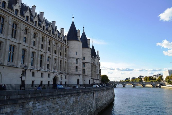 Notre Dame quartier & Ile de la Cité Private 2-Hour Walking Tour in Paris - Logistics: Meeting Point and Tour Duration