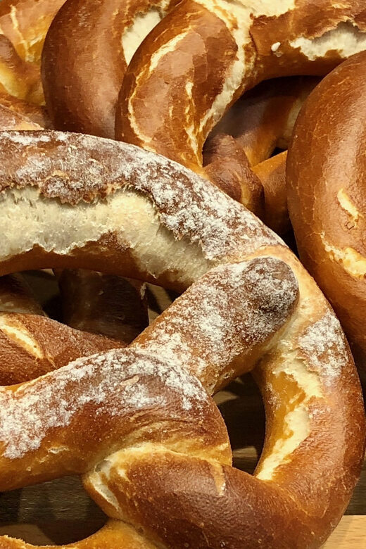 Nuremberg: Traditional Food Tasting and Sightseeing Tour - Visiting the Craftsmen Courtyard and the Old Town