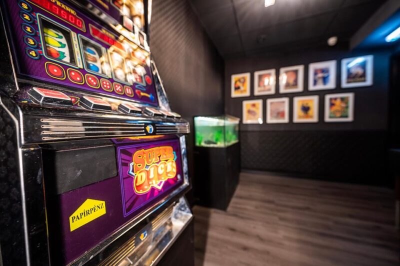 Nürnberg: Scavenger Escape Room Experience: Gangsta's Cage - What to Expect During the 60 Minutes of Action