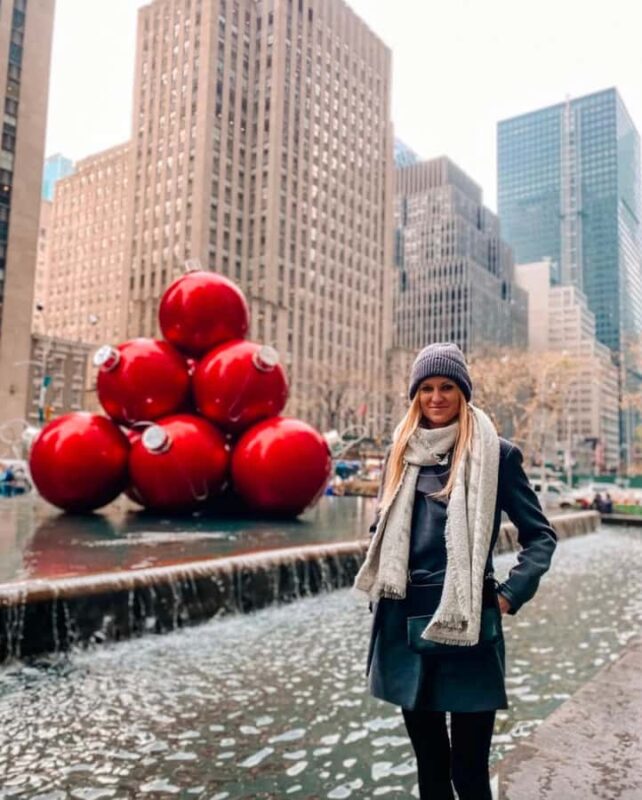 NYC: Christmas Holiday Guided Walking Tour with Dessert - Stroll Past Iconic Broadway Landmarks and Times Square