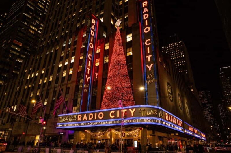 NYC: Christmas Holiday Guided Walking Tour with Dessert - Marvel at Historic Churches Like St. Patrick’s Cathedral