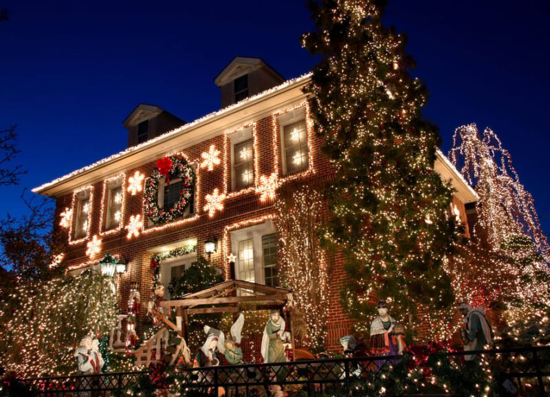 NYC: Dyker Heights and NYC Holiday Lights Luxury Bus Tour - Navigating NYC’s Iconic Holiday Landmarks