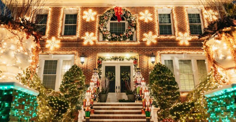 NYC: Dyker Heights Christmas Lights & Skyline View Bus Tour - Highlights of Dyker Heights Christmas Lights
