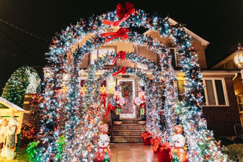 NYC: Dyker Heights Christmas Lights & Skyline View Bus Tour - What Makes This Tour Stand Out from Others