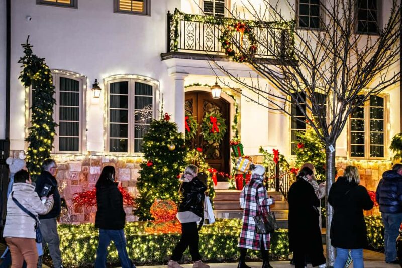 NYC: Holiday Lights and Dyker Heights Luxury Bus Tour - Discover the Festive Wonder of NYC in Comfort and Style