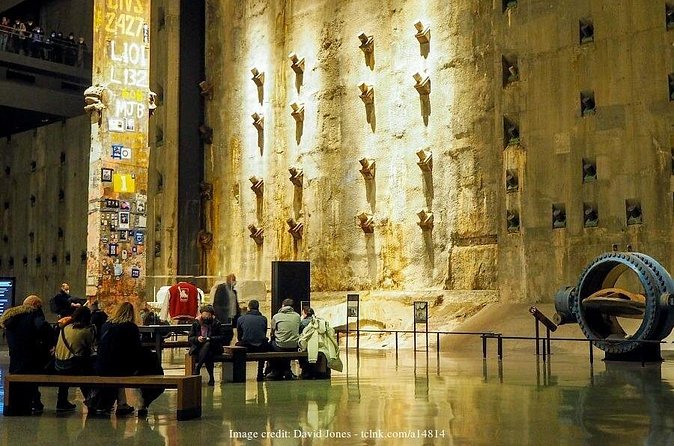 NYC in a day: Private Walking Tour with the Statue of Liberty - Visiting the Charging Bull and Fearless Girl Statues