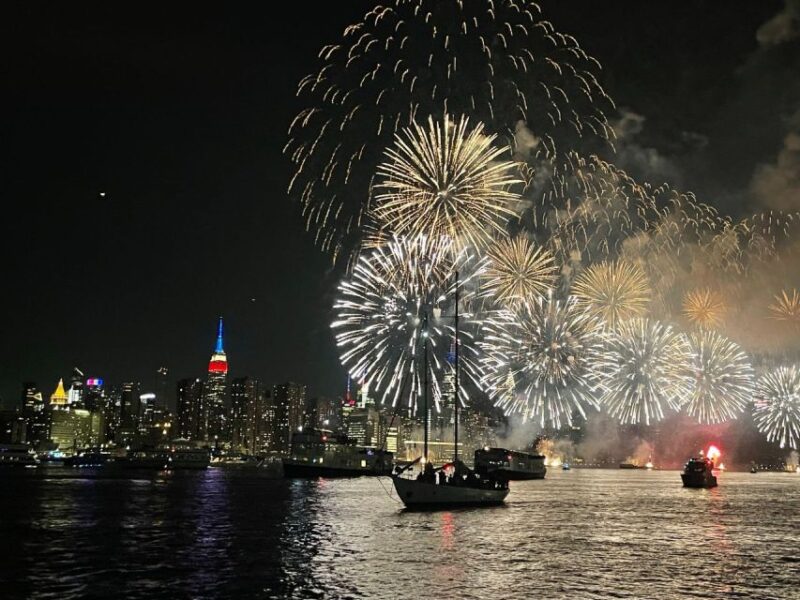 NYC: July 4th Fireworks Cruise with Gourmet Hors Doeuvres - The Experiences Pacing and Crowd Levels