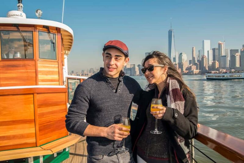 NYC: Manhattan Skyline Brunch Cruise with a Drink - Savoring the Brunch: A Blend of Buffet and Family-Style Service