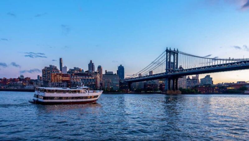 NYC: Manhattan Skyline Dining Cruise - Live Entertainment and Atmosphere