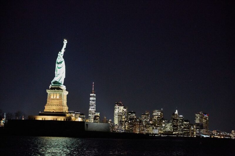 NYC: Night Holiday Lights and Cocoa Cruise - Food and Additional Drinks