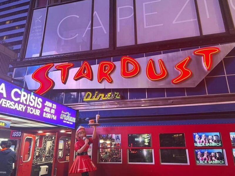 NYC: Private Home Alone 2 Stretch Limousine Tour with Pizza - Explore NYC’s Famous Movie Spots in a Luxurious Limousine