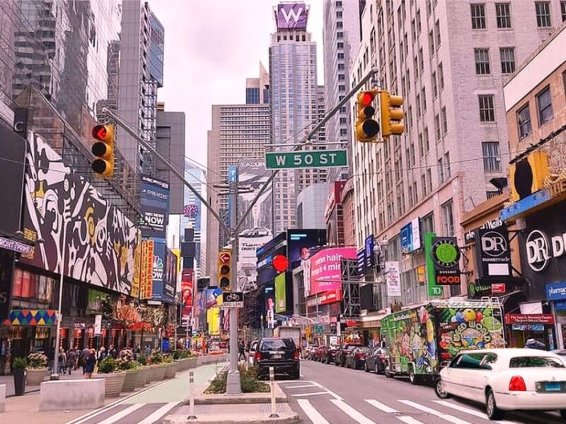 NYC: Private Home Alone 2 Stretch Limousine Tour with Pizza - Highly Praised Drivers Make the Tour Special