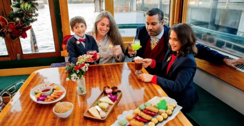 NYC: Sightseeing Holiday Cruise with Drink - How the Complimentary Drink Enhances the Holiday Experience