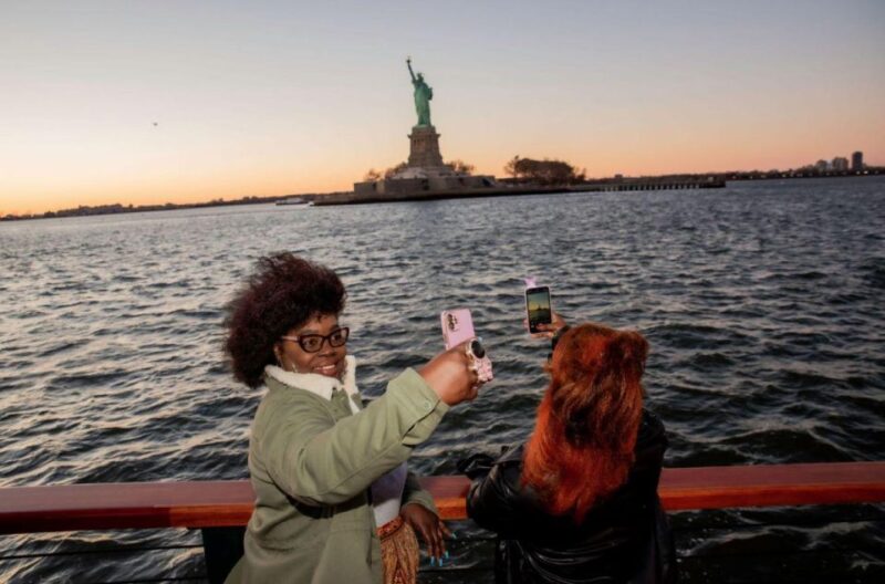 NYC: Sightseeing Holiday Cruise with Drink - What Sets This Cruise Apart from Other NYC Holiday Activities
