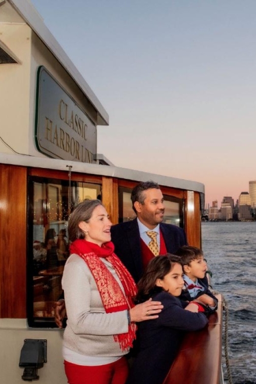 NYC: Sightseeing Holiday Cruise with Drink - Who Will Most Appreciate This Holiday Yacht Cruise