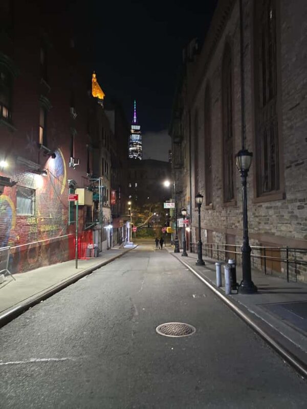 NYC: Spanish tour through narrow, authentic streets - Key Points