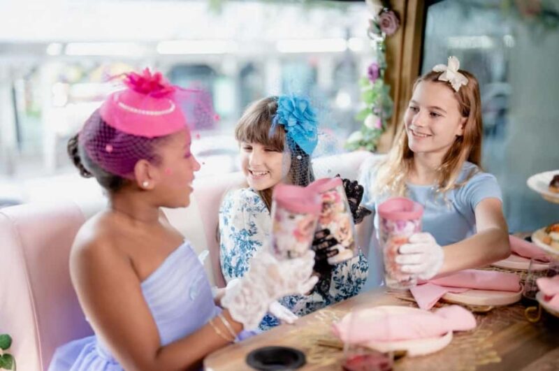 NYC: Tea Around Town Bus Tour with Live Entertainment - Convenient Meeting Point on 42nd Street