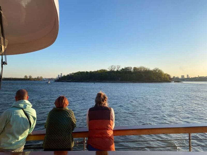NYC: Urban Wildlife Sunset Tour of the East River - Navigating NYC’s Iconic Bridges