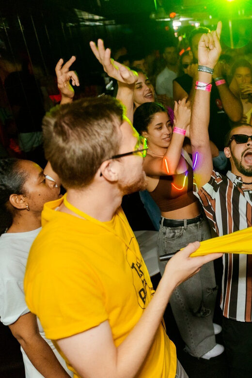 NYE Lisbon: New Year's Eve Pub Crawl - Starting the Night at Camões Square with Guides in Yellow