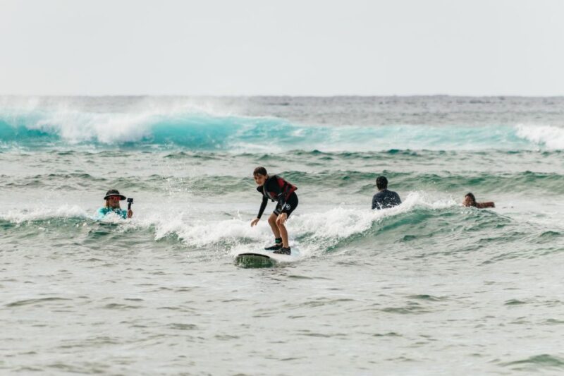Oahu: Beginner-Friendly Waikiki Beach Surfing Lesson - Key Points