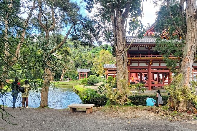 Oahu Circle Island Tour with Byodo-In Temple Admission - Shopping and Tasting at Tropical Farms