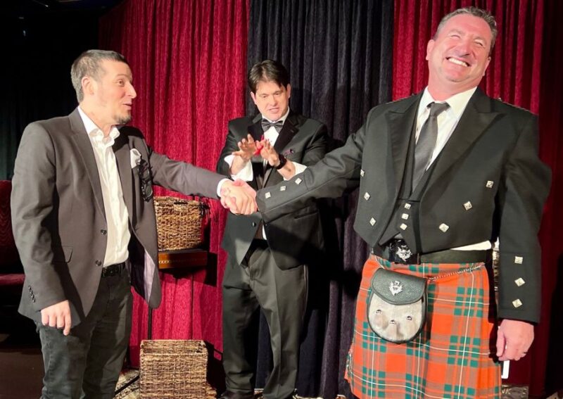 Oahu: Hilton Waikiki Beach Hotel Magical Mystery Show - VIP Experience and Extra Perks