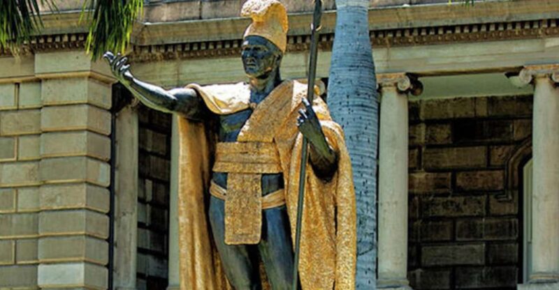 Oahu: Pearl Harbor and Honolulu City Tour - Visiting the National Cemetery of the Pacific in Punchbowl Crater