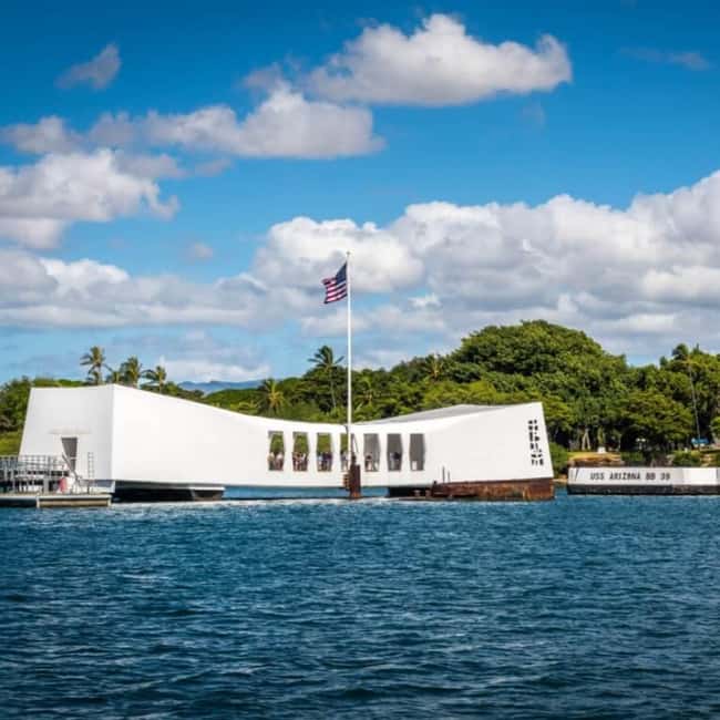 Oahu: Pearl Harbor Experience Tour - Scenic Drive Through Punchbowl Crater and the National Memorial Cemetery