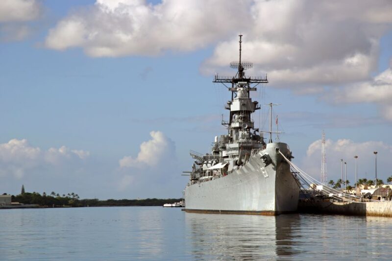 Oahu: Pearl Harbor, USS Arizona, Might Mo, & Honolulu Tour - Key Points